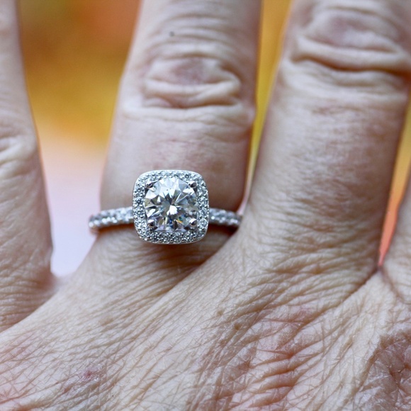 Moissanite Engagement Ring Sterling Silver Top Grade VVS D Colour size 6 1/4 - Picture 2 of 10